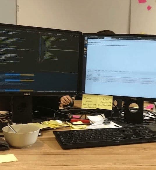 Meja di kantor